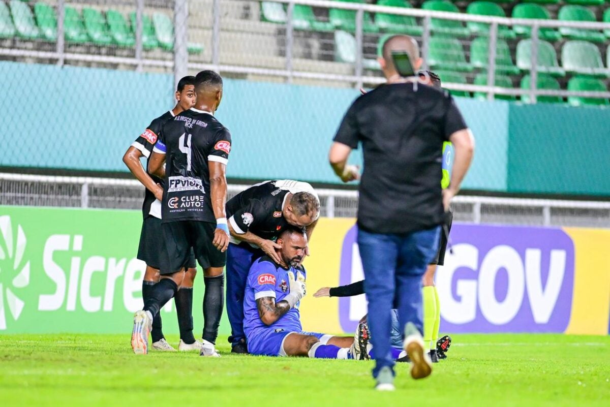 A equipe médica entrou rapidamente em campo para prestar atendimento