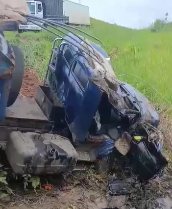 Com o impacto, a cabine ficou completamente destruída, evidenciando a violência do acidente.Com o impacto, a cabine ficou completamente destruída, evidenciando a violência do acidente.