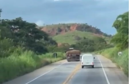 Vídeo mostra caminhão desgovernado invadindo contramão na BR