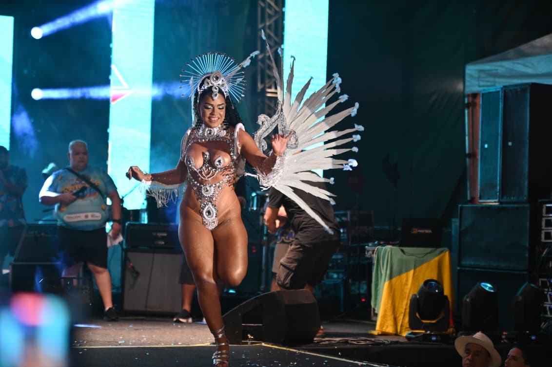 Luiza Souza brilha na passarela e leva torcida ao delírio