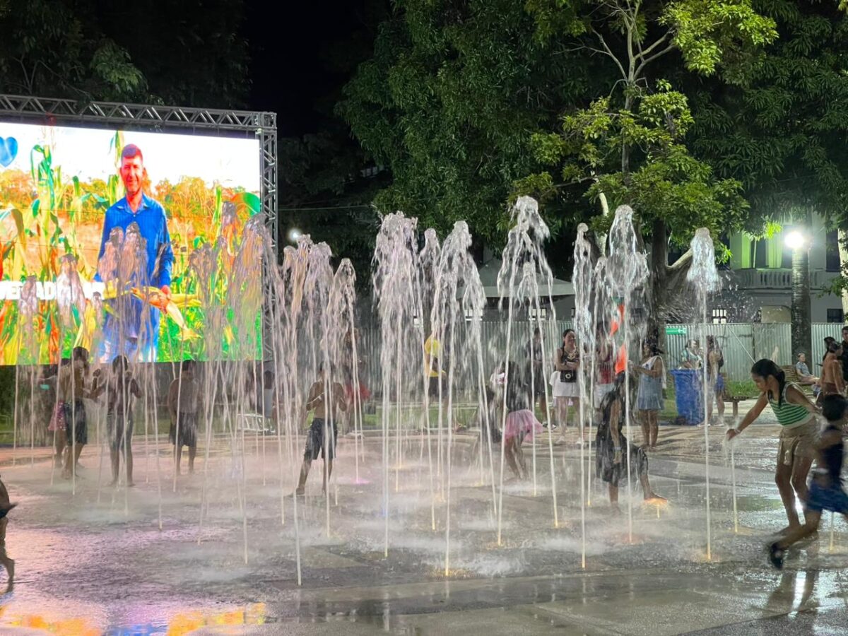 A movimentação começou ainda no início da noite e chamou a atenção de quem passava pela praça | Foto: ContilNet