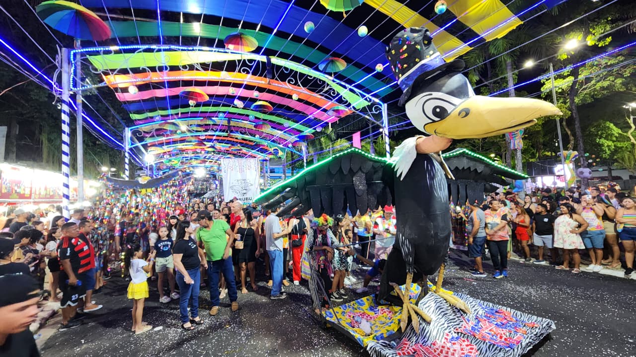 O nome irreverente traduz até hoje o espírito do bloco: provocar, fazer rir e, ao mesmo tempo, valorizar a identidade local.