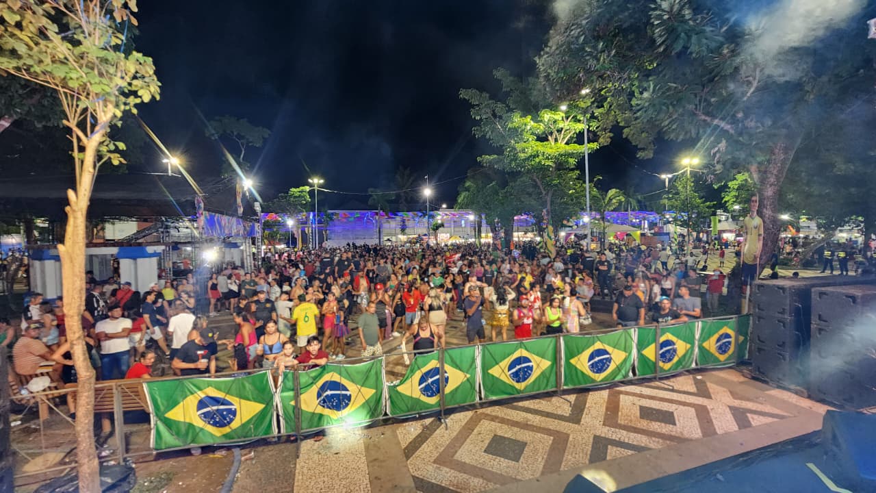 A terceira noite de Carnaval teve show do Dj Pedrinho