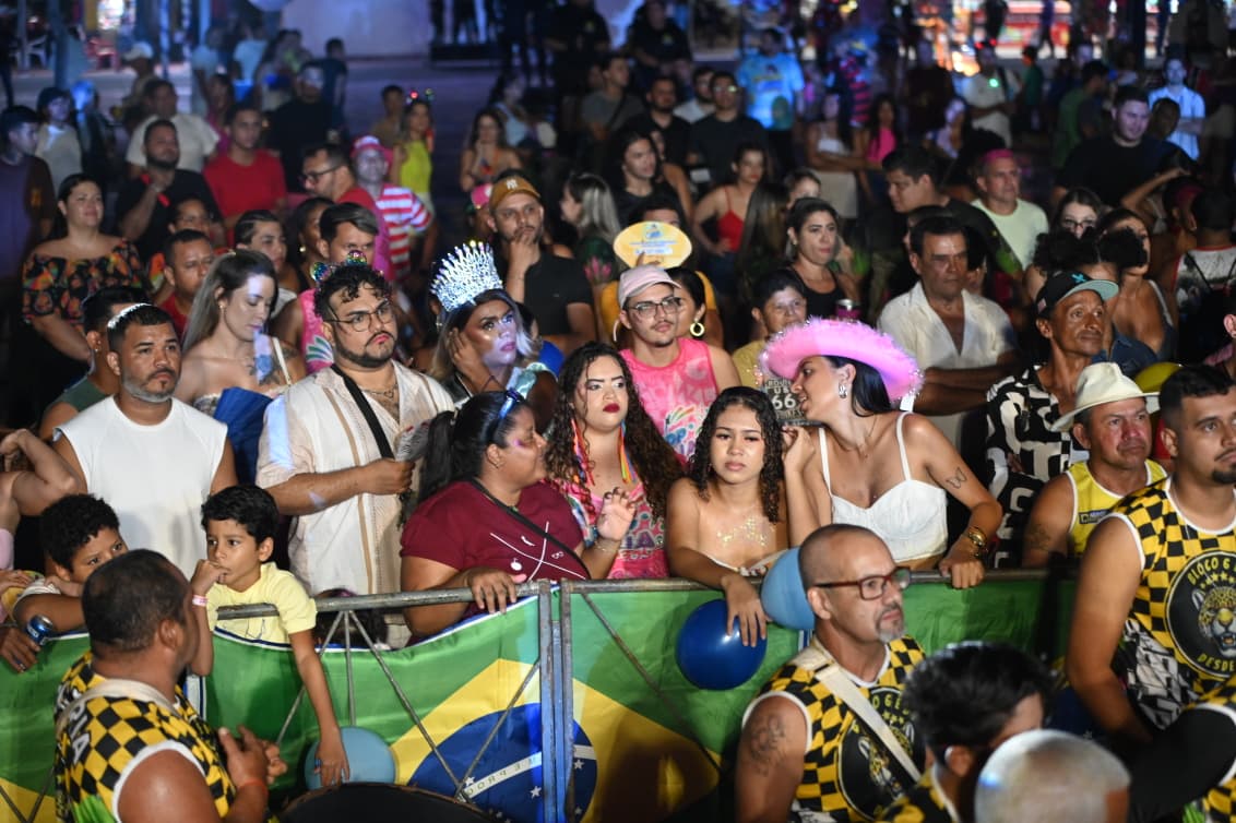 Em frente ao palco, o público já se concentra para torcer pelos seus candidatos e acompanhar a escolha.