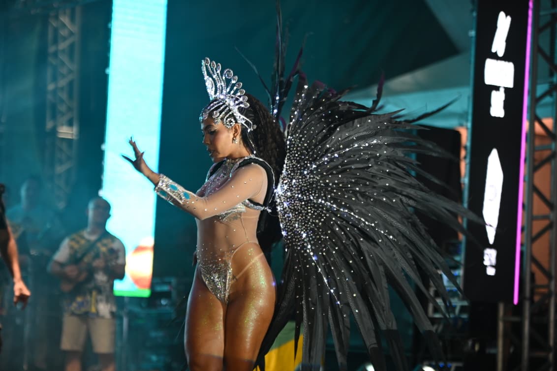 Com 1,57m de altura, sagitariana, flamenguista assumida, Karol é apaixonada pela cor azul