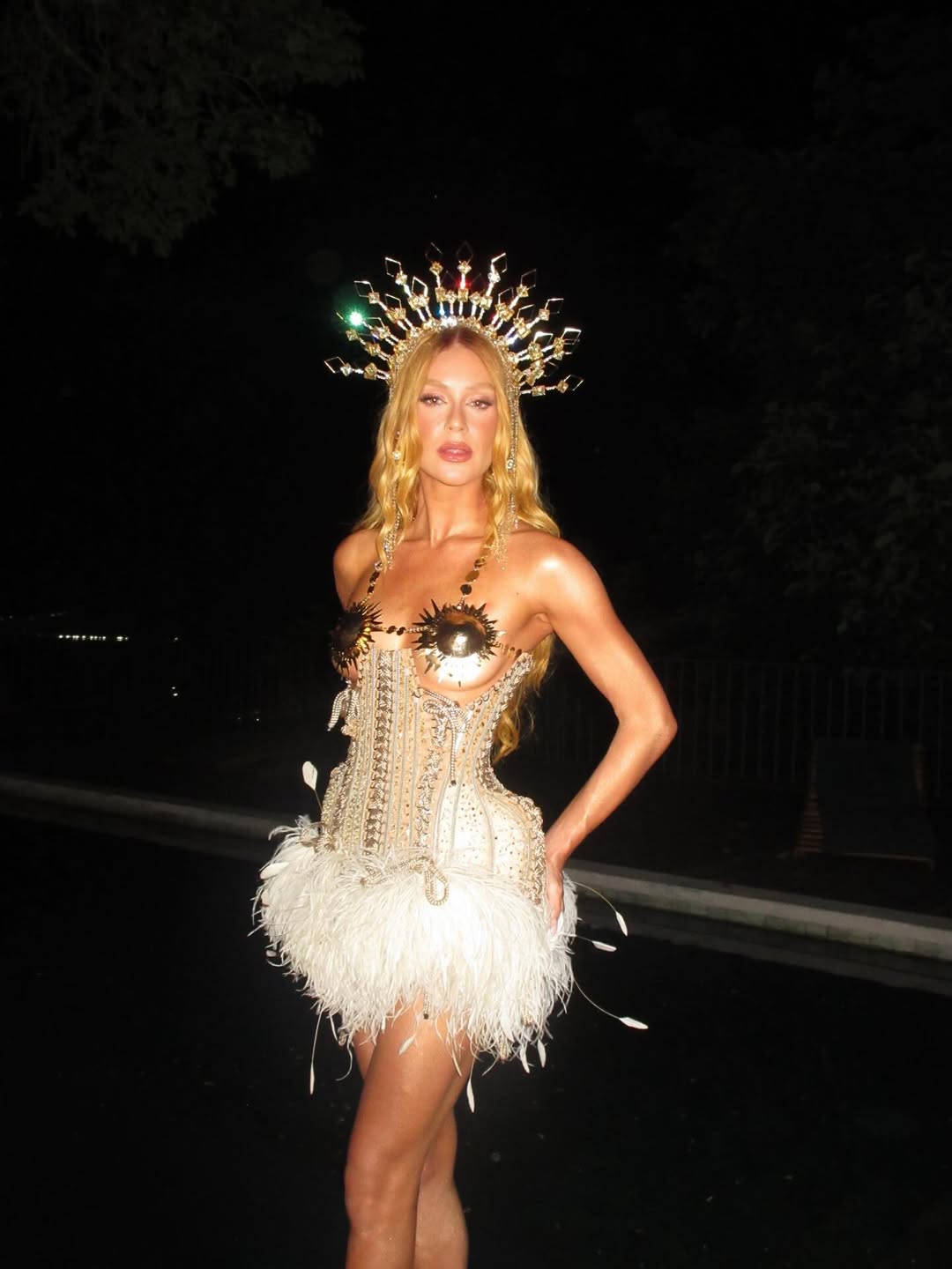 Marina Ruy Barbosa chamou o Carnaval de oitava maravilha do mundo e recebeu elogios pelo look nas redes sociais.