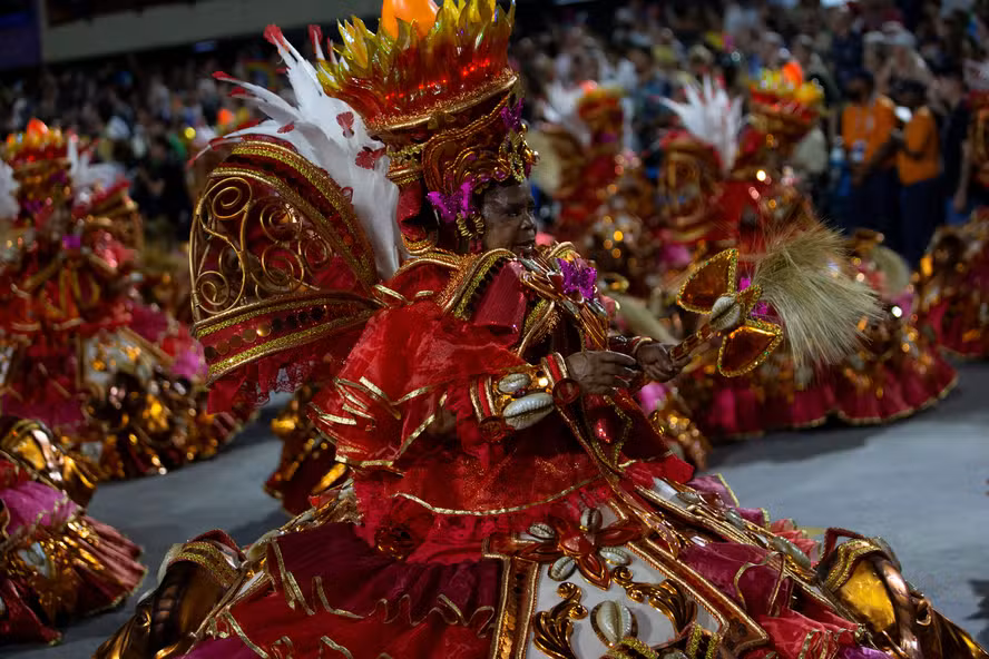 Calendário do Carnaval 2026: datas de feriado e ponto facultativo no Brasil.
