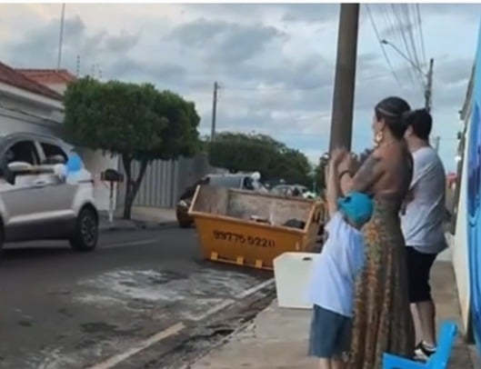 Impedido de ter contato por baixa imunidade, menino com câncer recebe carreata como presente de aniversário