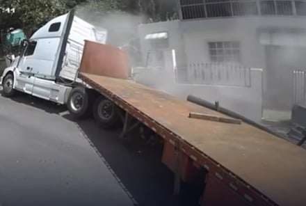 Veja momento em que carreta perde o freio na subida e atinge casa