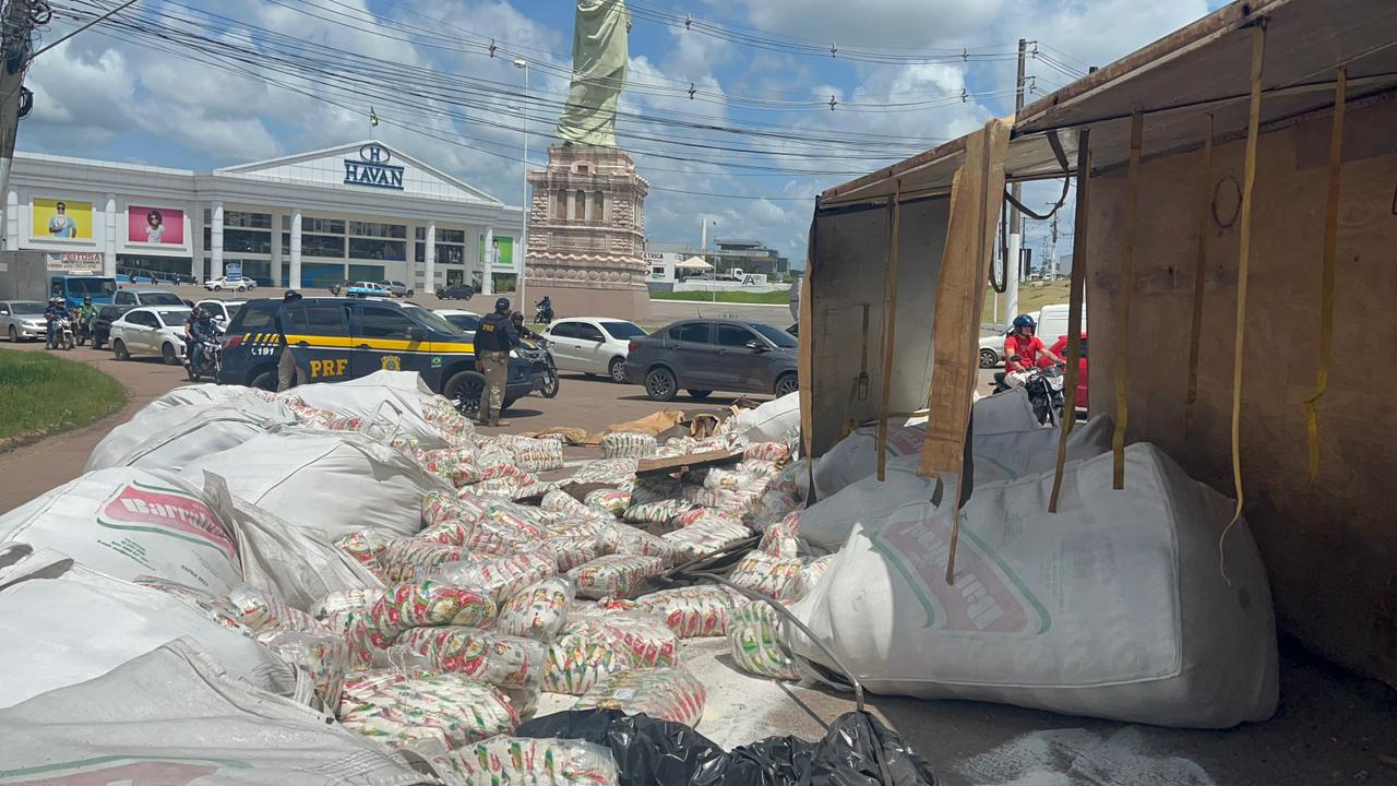 Carreta tombou na rotatória da Havan