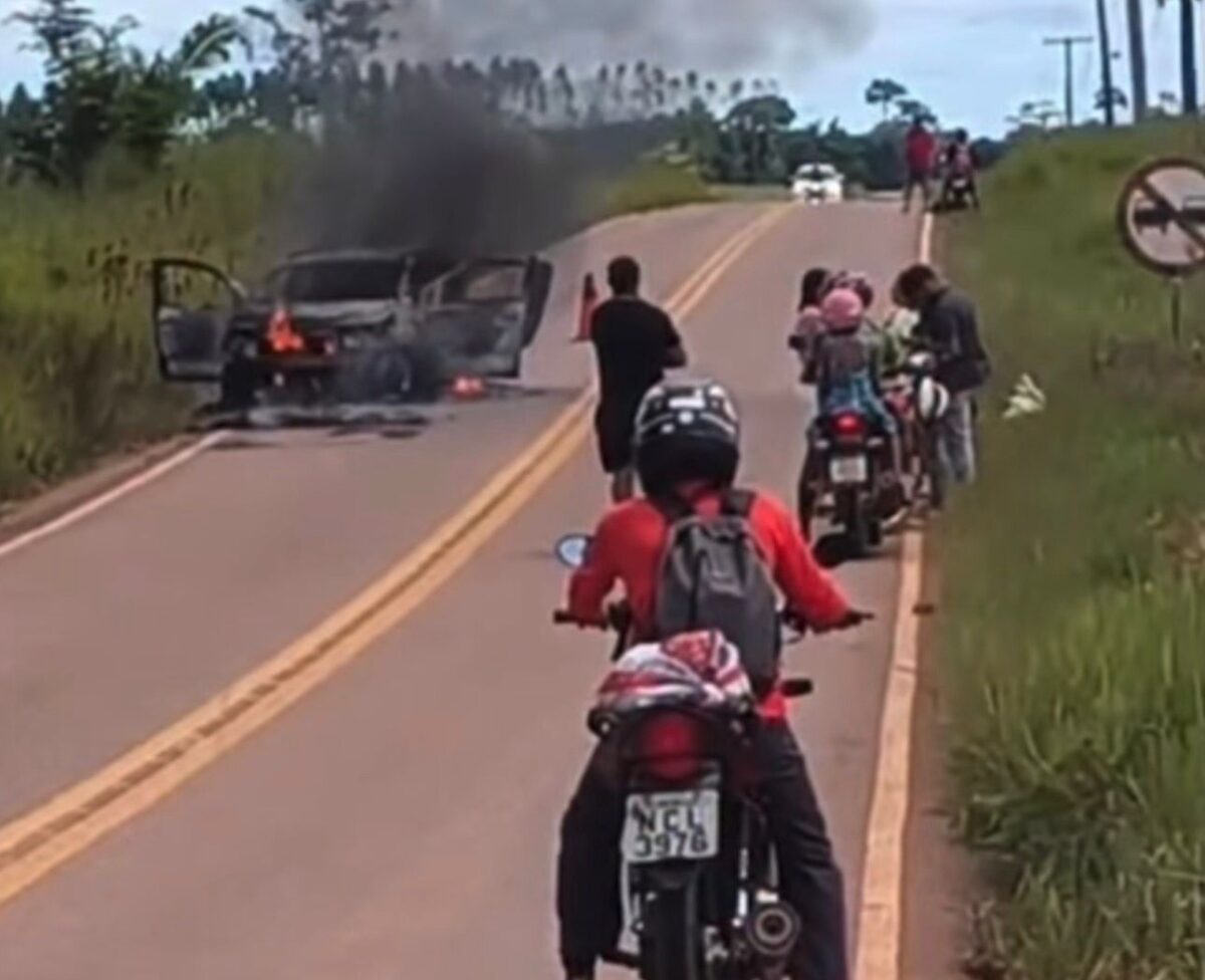 Carro é destruído por incêndio em rodovia no interior do Acre