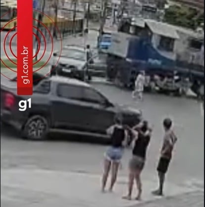 Motorista abandona veículo segundos antes de trem atingi-lo