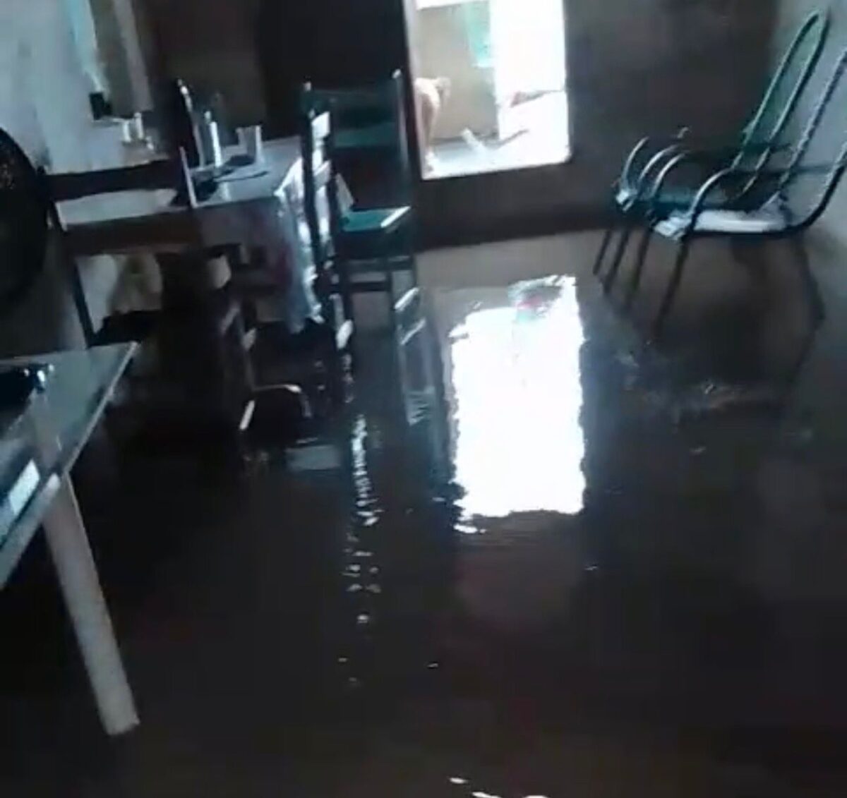 Morador mostra a própria casa tomada pelas águas durante chuva