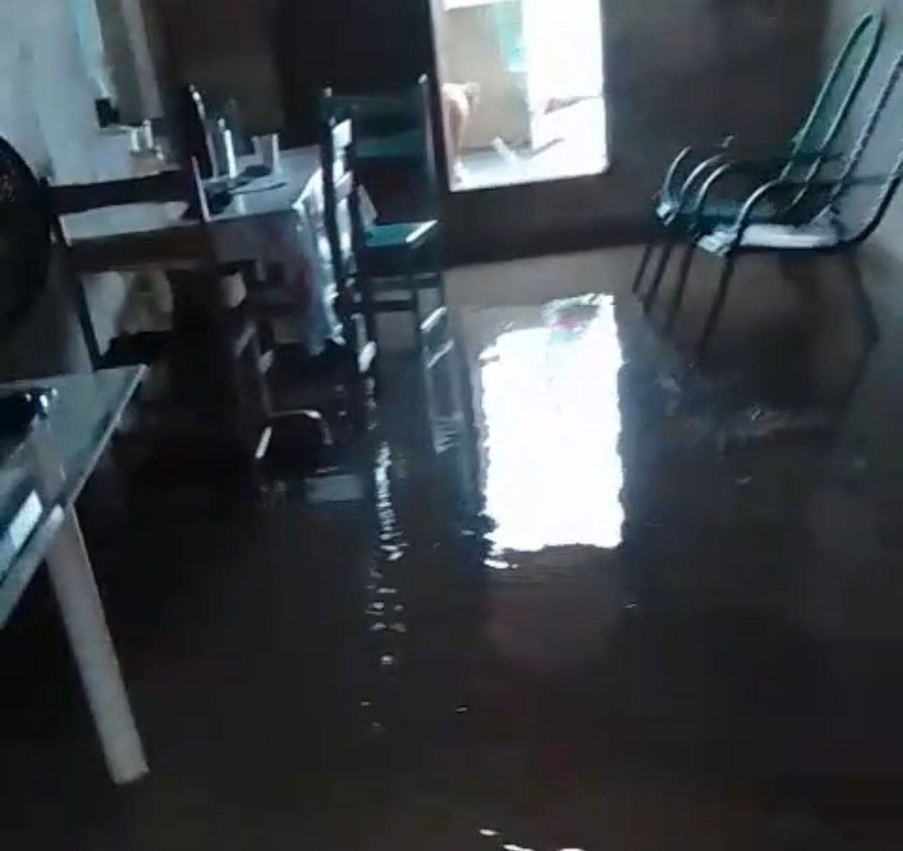 Morador mostra a própria casa tomada pelas águas durante chuva