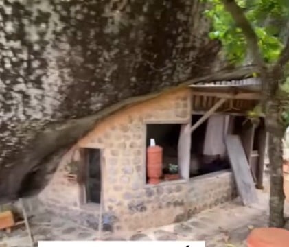 Homem constrói casa dentro de pedra e impressiona nas redes sociais