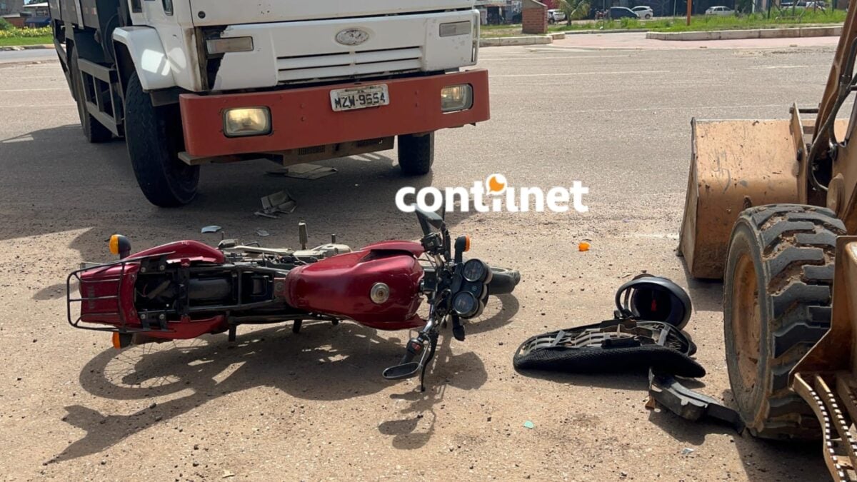 Casal fica ferido após motocicleta colidir com caminhão e trator da Prefeitura de Rio Branco