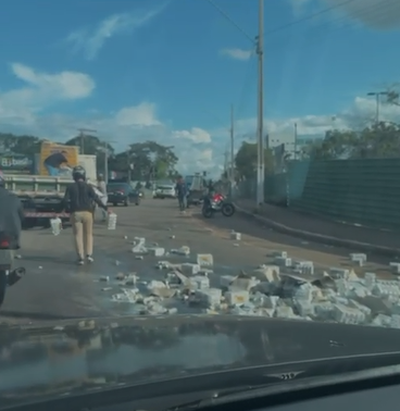 Carga de cerveja cai de caminhão e se espalha na rotatória