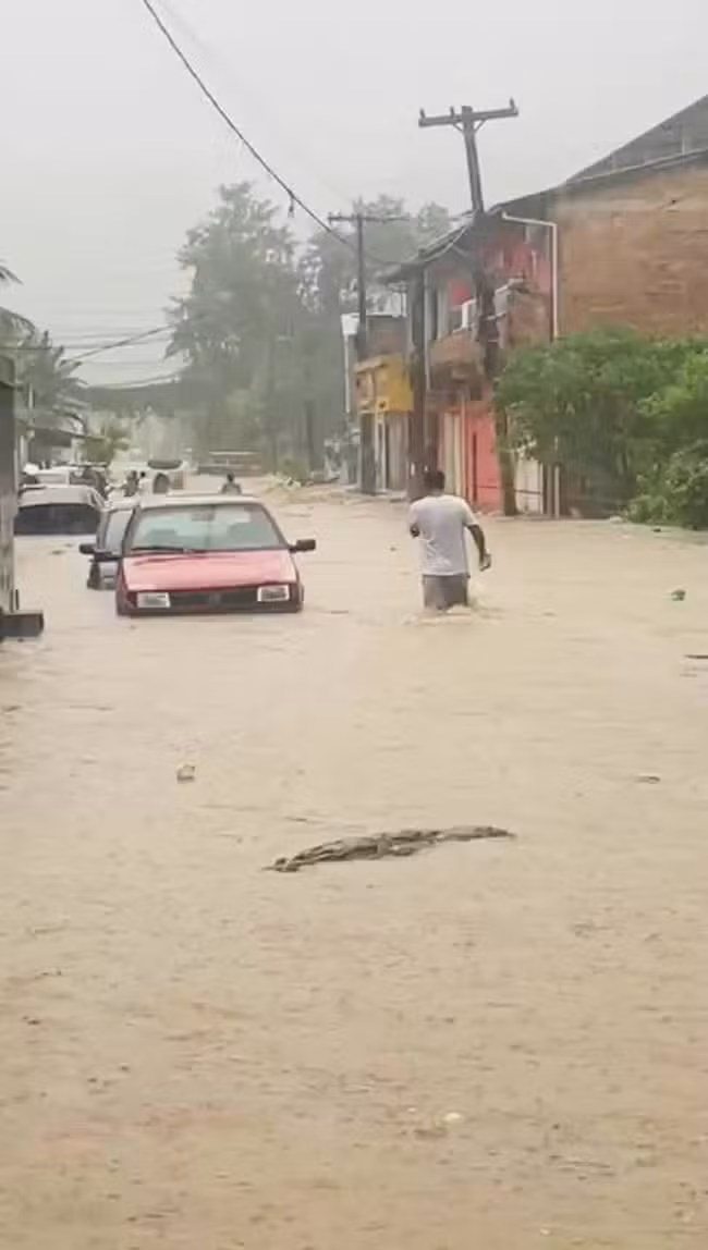 Homem é arrastado por correnteza em Paraty