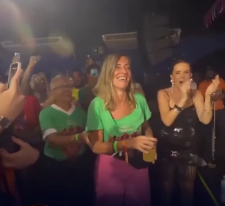 João Gomes interrompe show para homenagear cientista responsável pela polilaminina