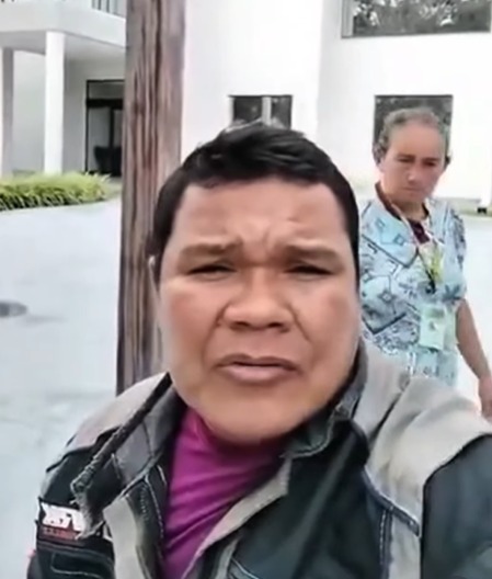 Vídeo de cobrança à prefeitura termina em corrida inusitada após reação de idosa