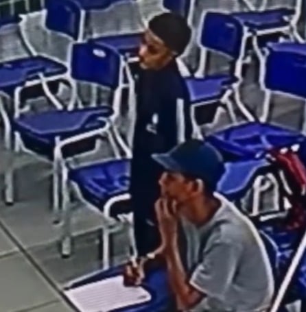 Colaborador de limpeza ajuda aluno a concluir atividade