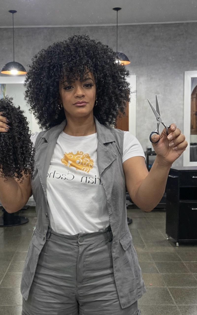 No Acre, cabeleireira oferece corte gratuito e acolhimento a mulheres cacheadas que iniciam tratamento contra o câncer