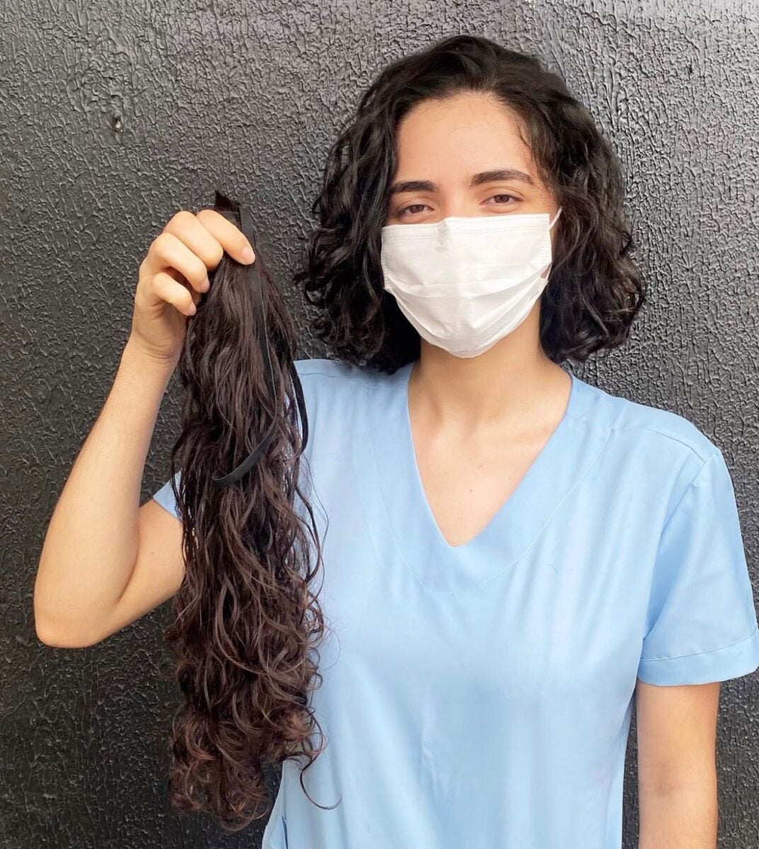 Além do corte gratuito para mulheres cacheadas em tratamento oncológico, Mirian Cruz também atua ativamente na doação de cabelos