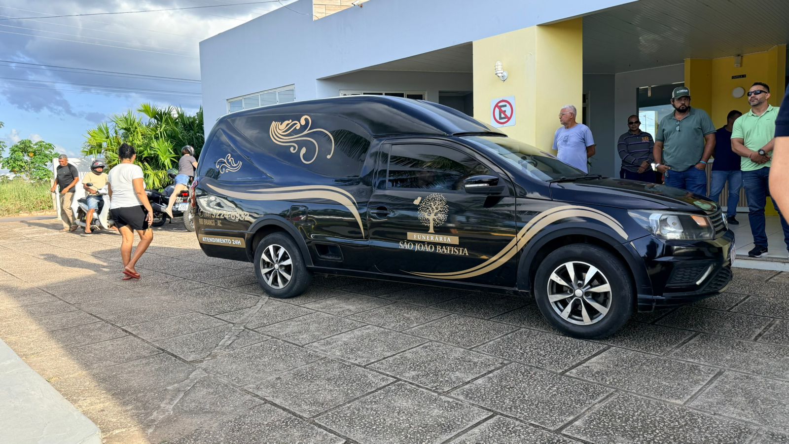 O momento foi acompanhado por familiares e amigos, que prestam suas últimas homenagens ao empresário.