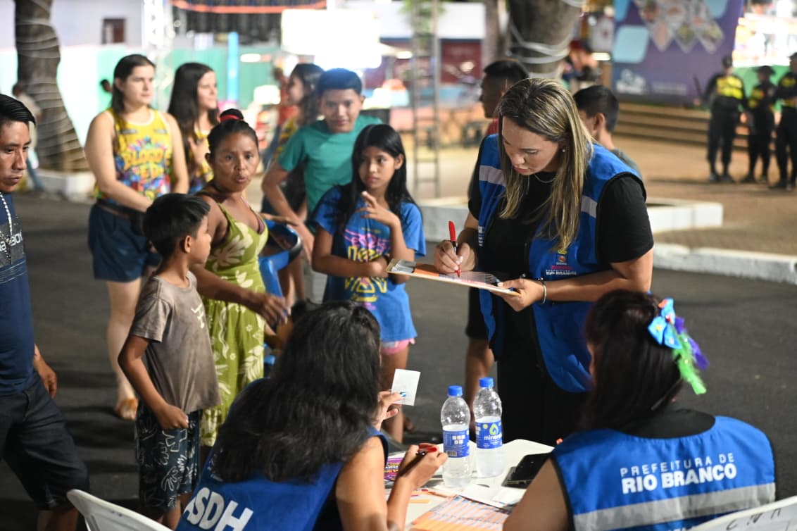 A SASDH também conta com um estande, com psicólogo e assistente social durante as cinco noites