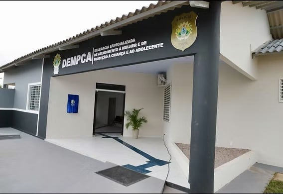 Durante a confusão, o homem teria caído, sofrendo escoriações no cotovelo direito, e a criança acabou batendo a cabeça no chão.