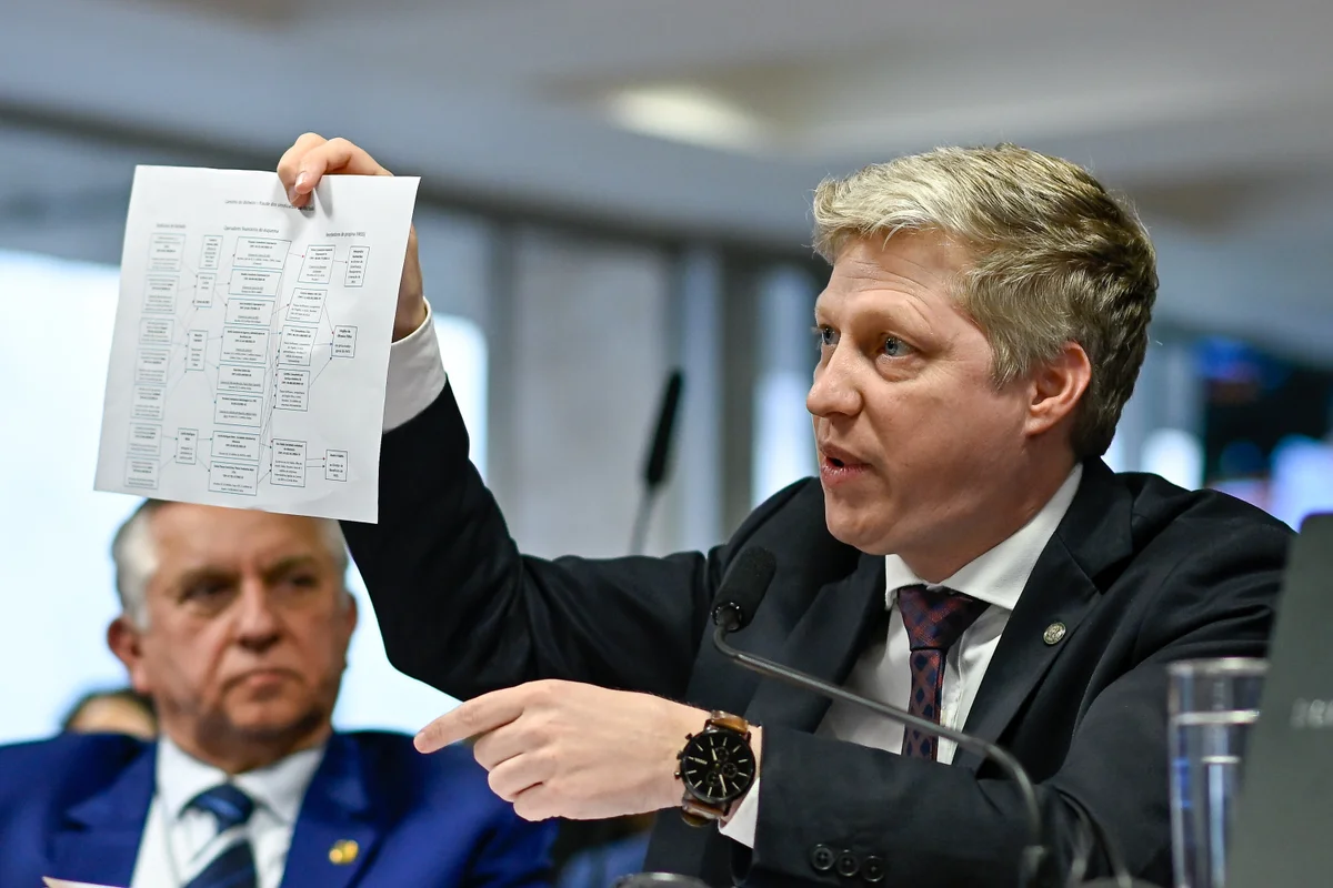 Após votar redução de penas do 8 de janeiro, PL articula projeto para limitar sigilos e alterar regras da LAI.