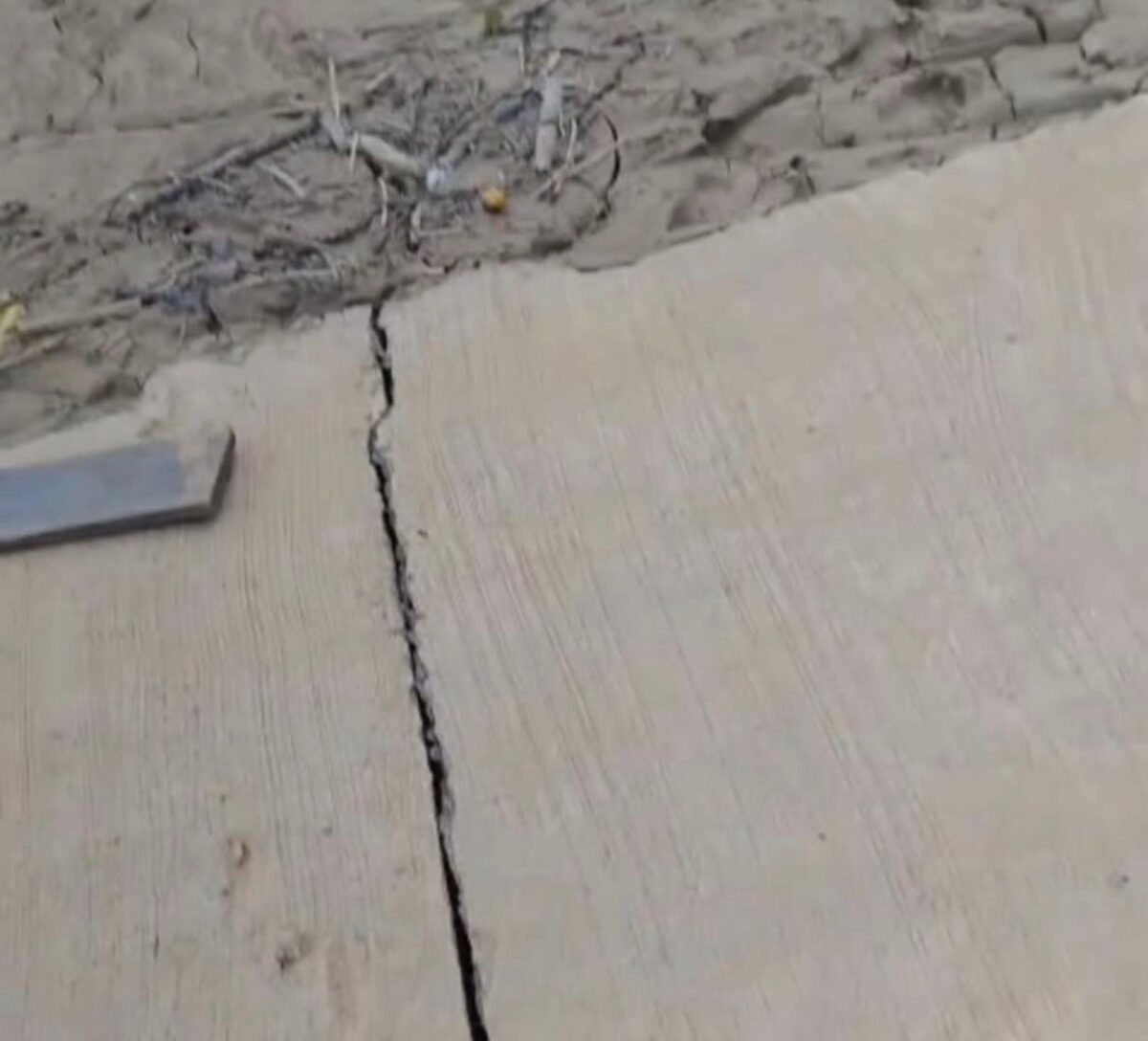 A abertura identificada na estrutura não se trata de fissura ou problema estrutural