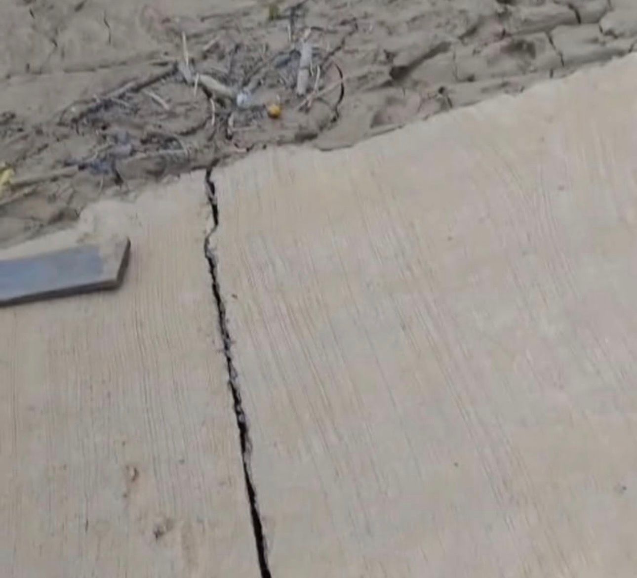 A abertura identificada na estrutura não se trata de fissura ou problema estrutural