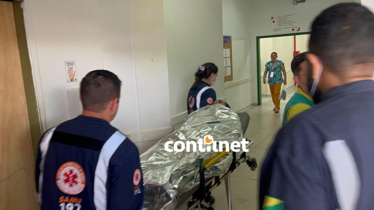 O trabalhador apresentou saída da corrente elétrica pelo pé esquerdo e sofreu escoriações provocadas pela queda