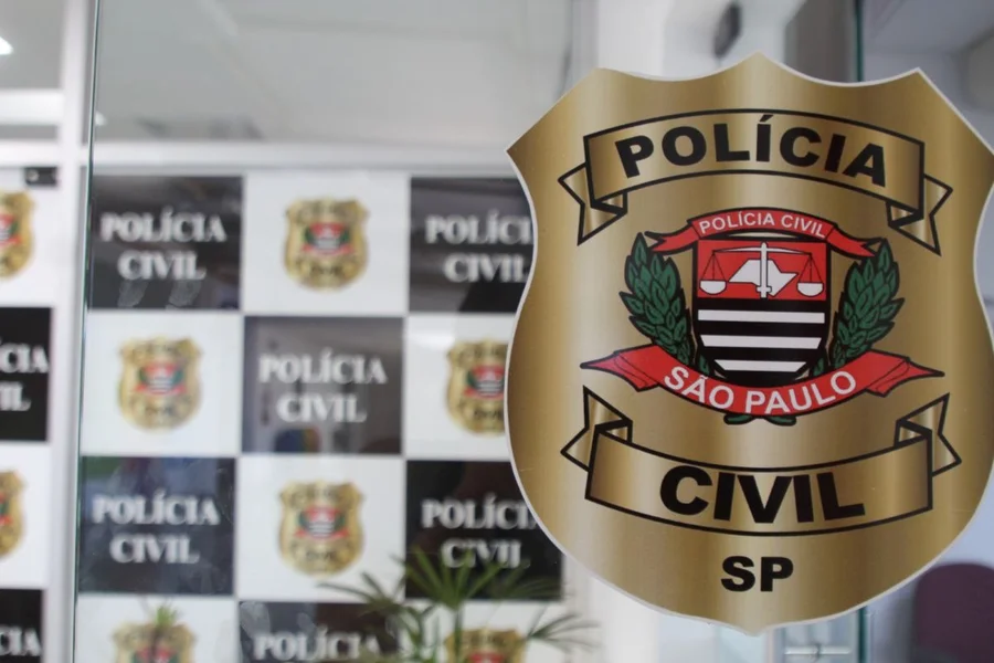 Investigação de homicídio em cemitério envolvendo filhos e enteado da vítima.