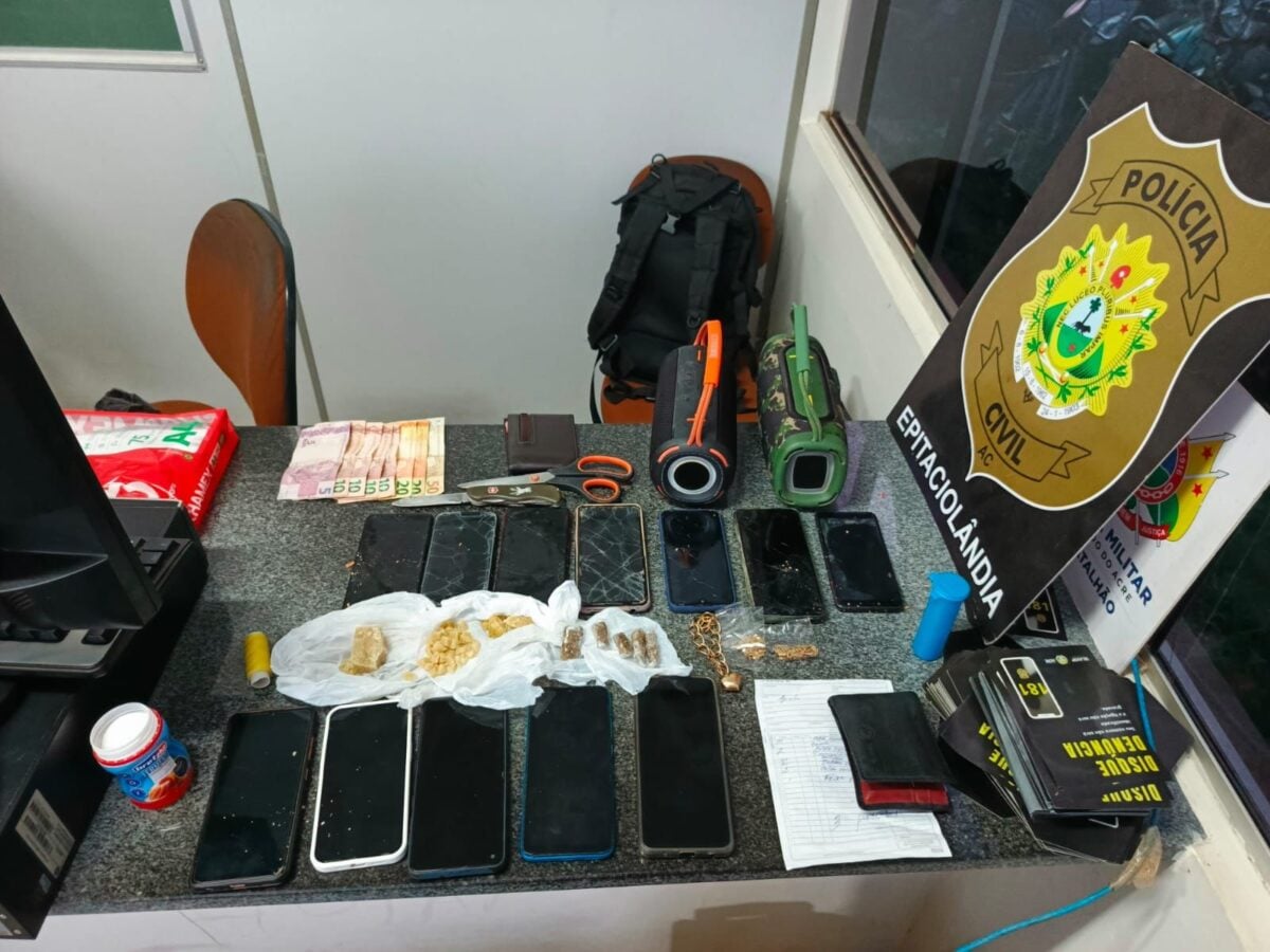 Com ele, foram encontradas mais de 80 pedras de crack, já fracionadas e prontas para comercialização.