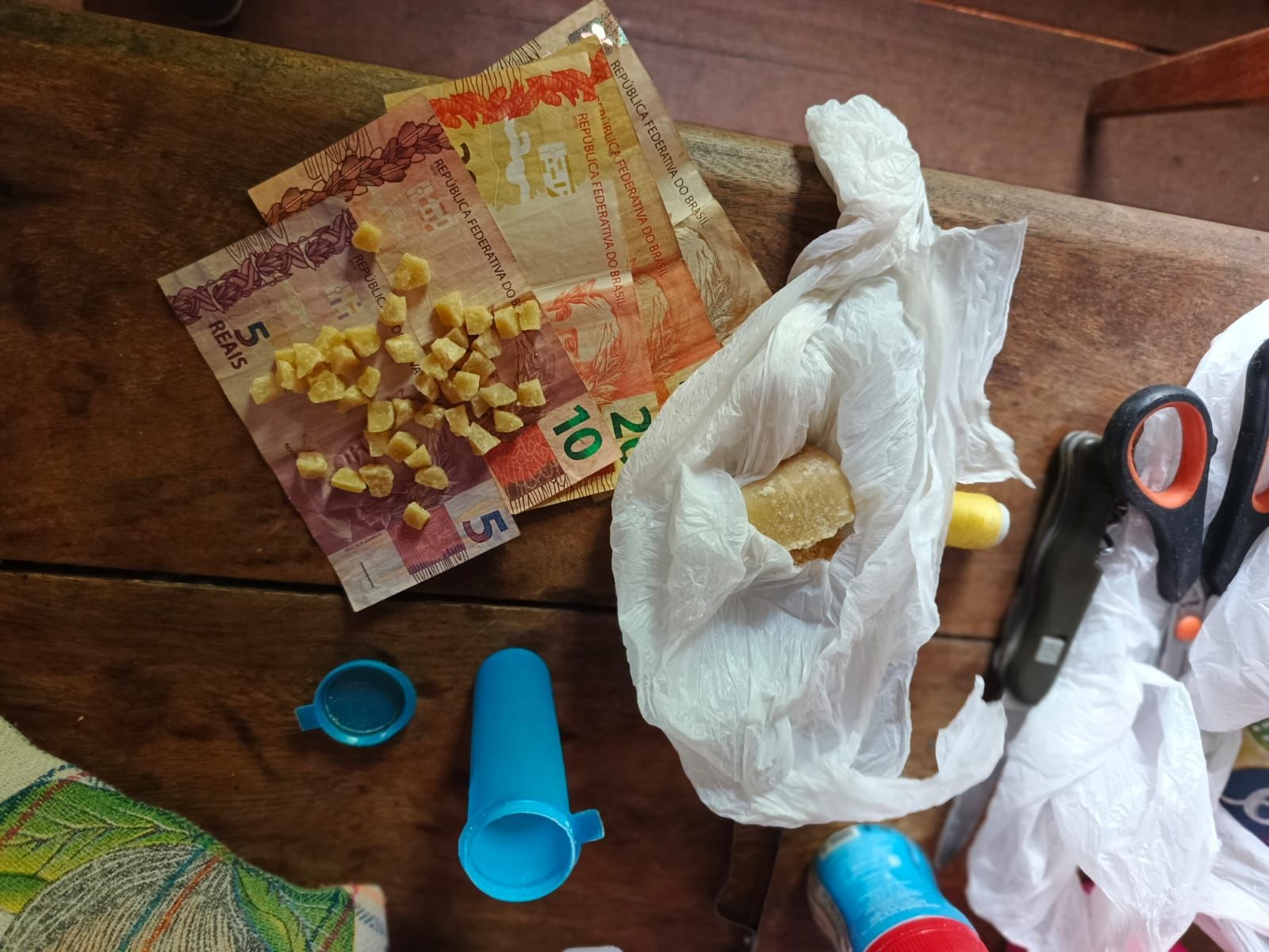 Ainda durante a ocorrência, usuários teriam comparecido ao endereço com a intenção de adquirir entorpecentes