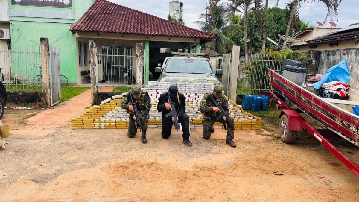 A droga era transportada em uma embarcação que navegava pelo Rio Acre e foi interceptada pelas forças de segurança após trabalho de inteligência