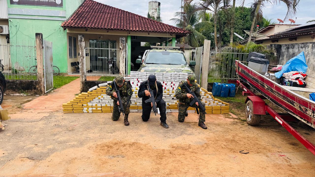 A droga era transportada em uma embarcação que navegava pelo Rio Acre e foi interceptada pelas forças de segurança após trabalho de inteligência