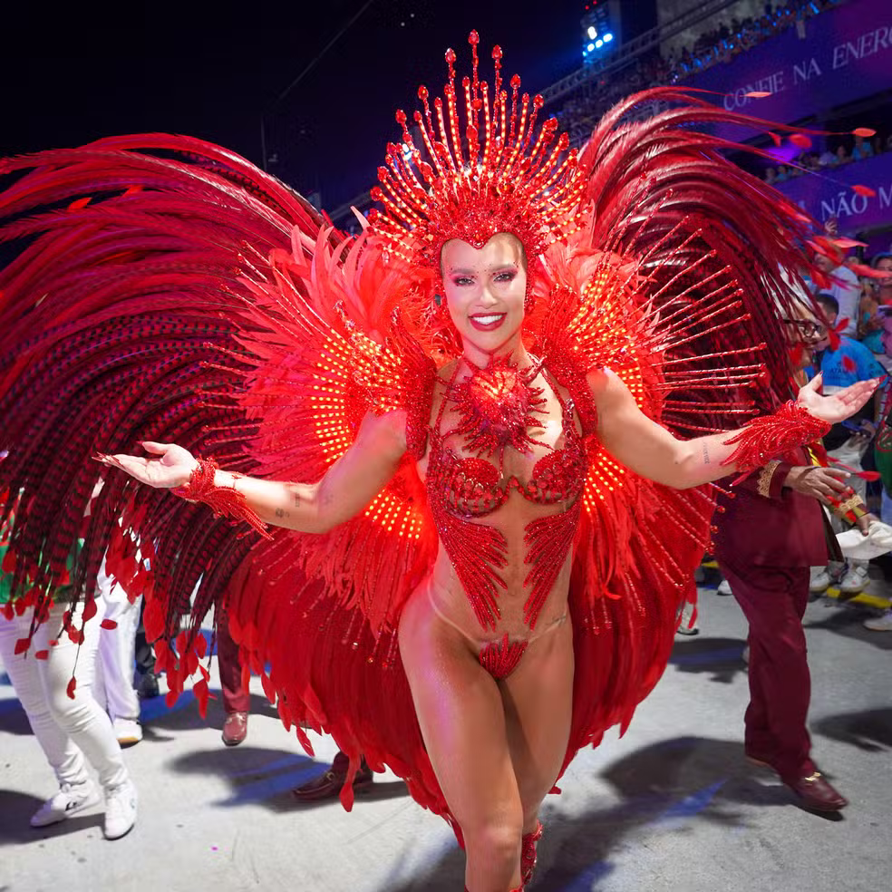 Virginia Fonseca enfrenta problemas com fantasia no desfile da Grande Rio.