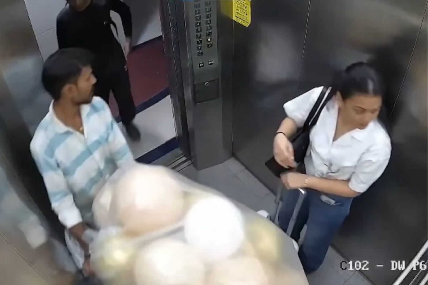 Balões explodem dentro de elevador na Índia causando chamas.