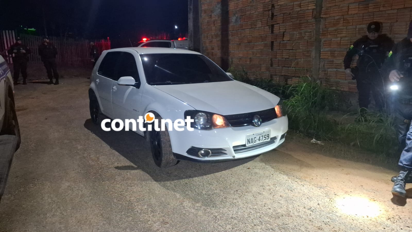 Ele foi até o local em um veículo modelo Golf, de cor branca e placa NAG-4759