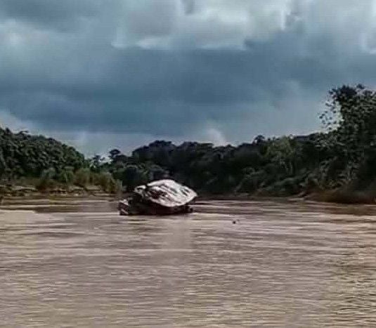 Embarcação encalha após colisão com tronco