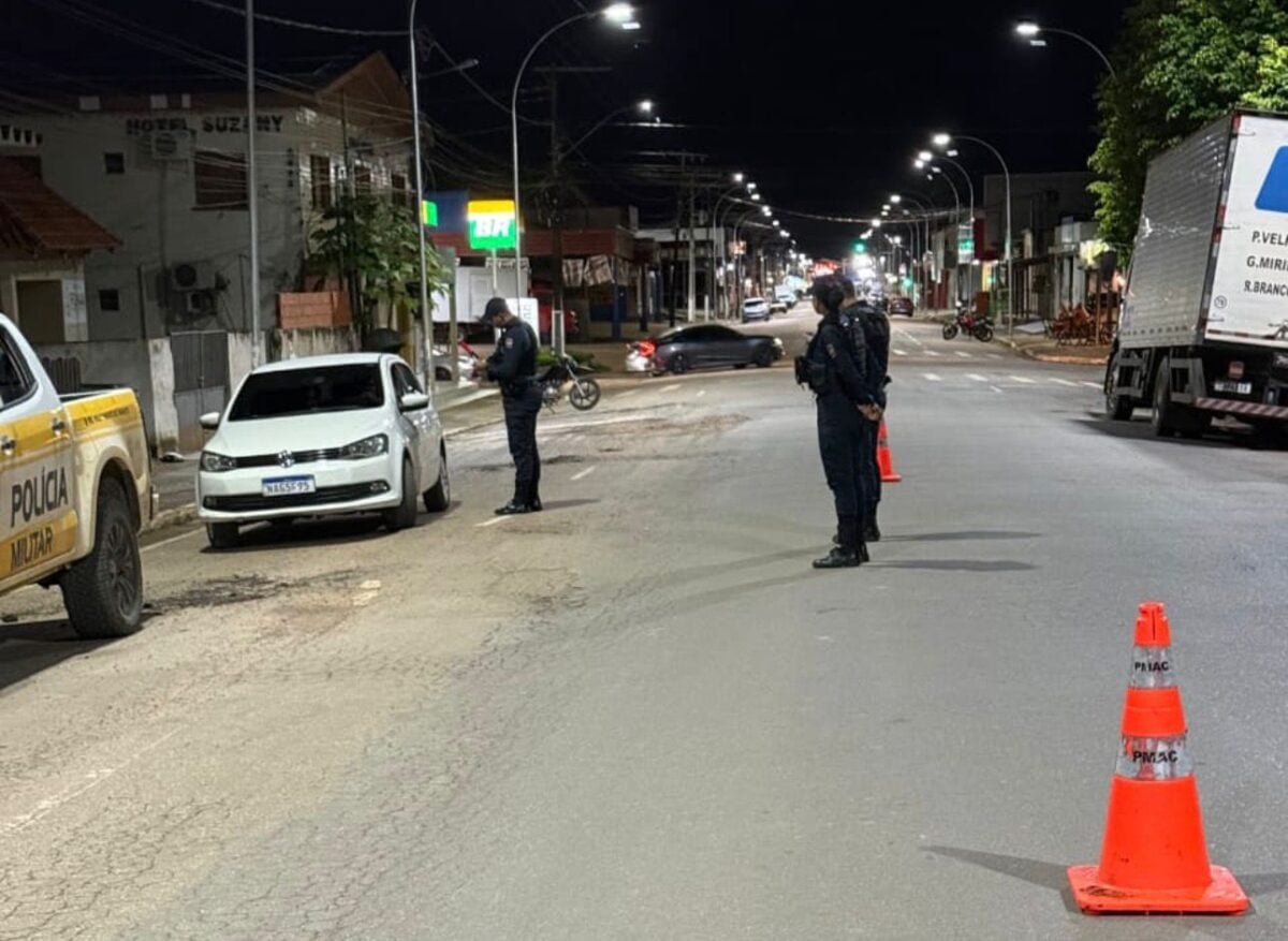 Durante a operação, uma pessoa foi conduzida à delegacia por dirigir sob efeito de bebida alcoólica.