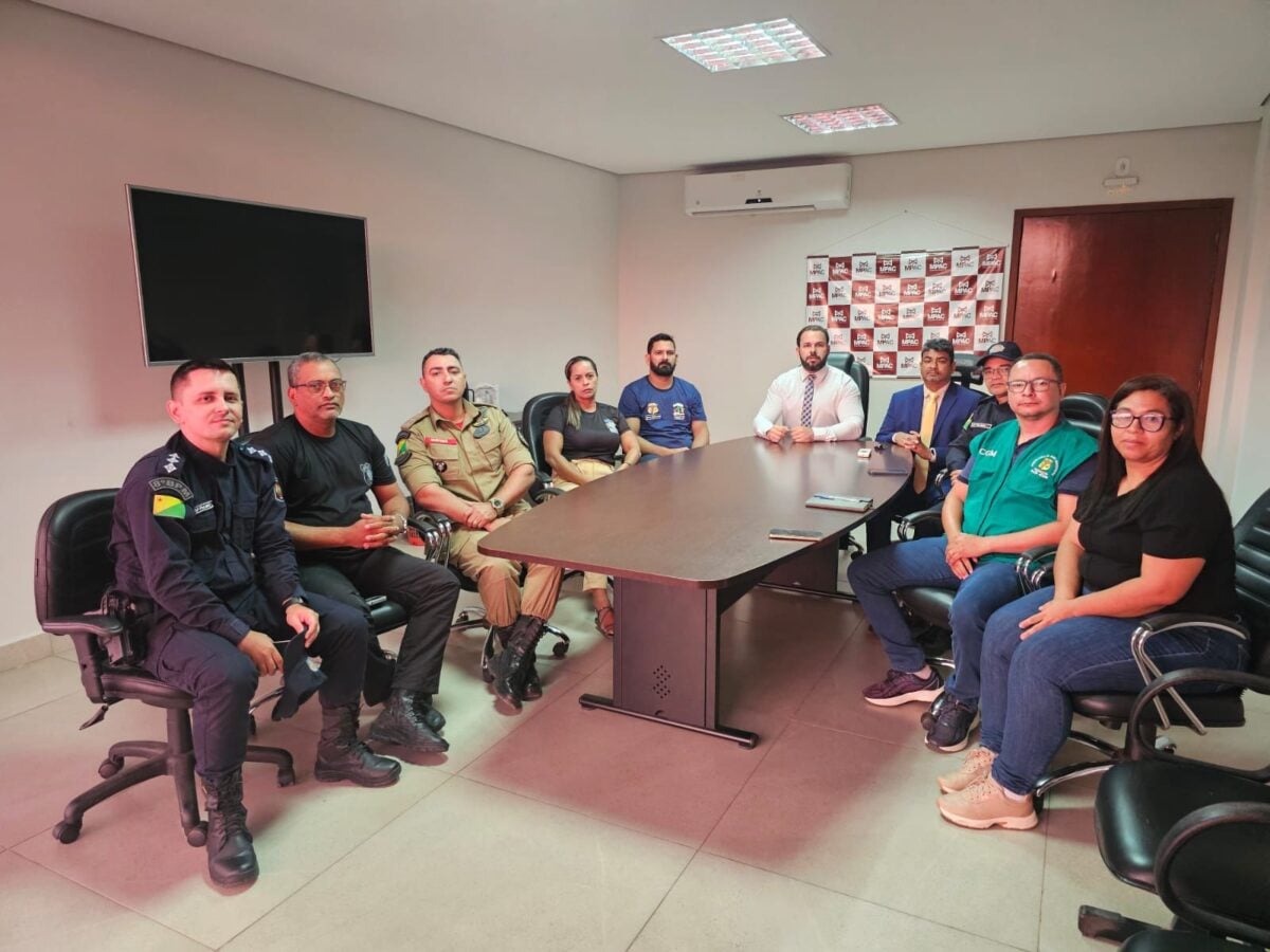 O encontro contou com a participação dos promotores de Justiça Júlio César de Medeiros e Wanderley Barbosa, além de representantes do 8º Batalhão da Polícia Militar (8º BPM), Corpo de Bombeiros, Prefeitura de Sena Madureira, Polícia Penal e Conselho Tutelar
