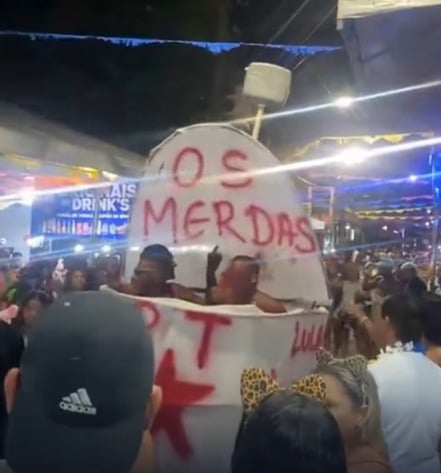 Fantasia com privada e ataque direto ao PT rouba a cena no Carnaval