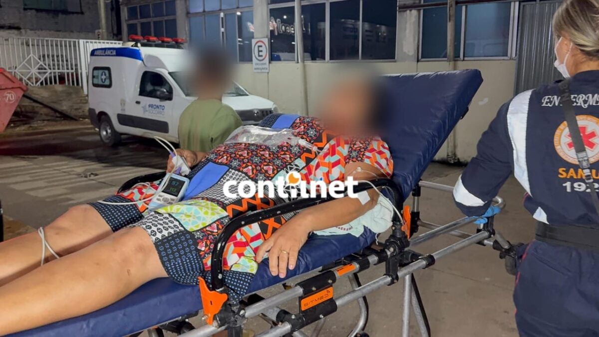 Vítima sendo socorrida após consumir fruta tóxica em Rio Branco/Foto: ContilNet