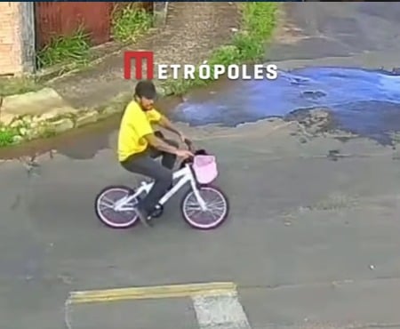 Câmeras flagram homem furtando bicicleta infantil no interior