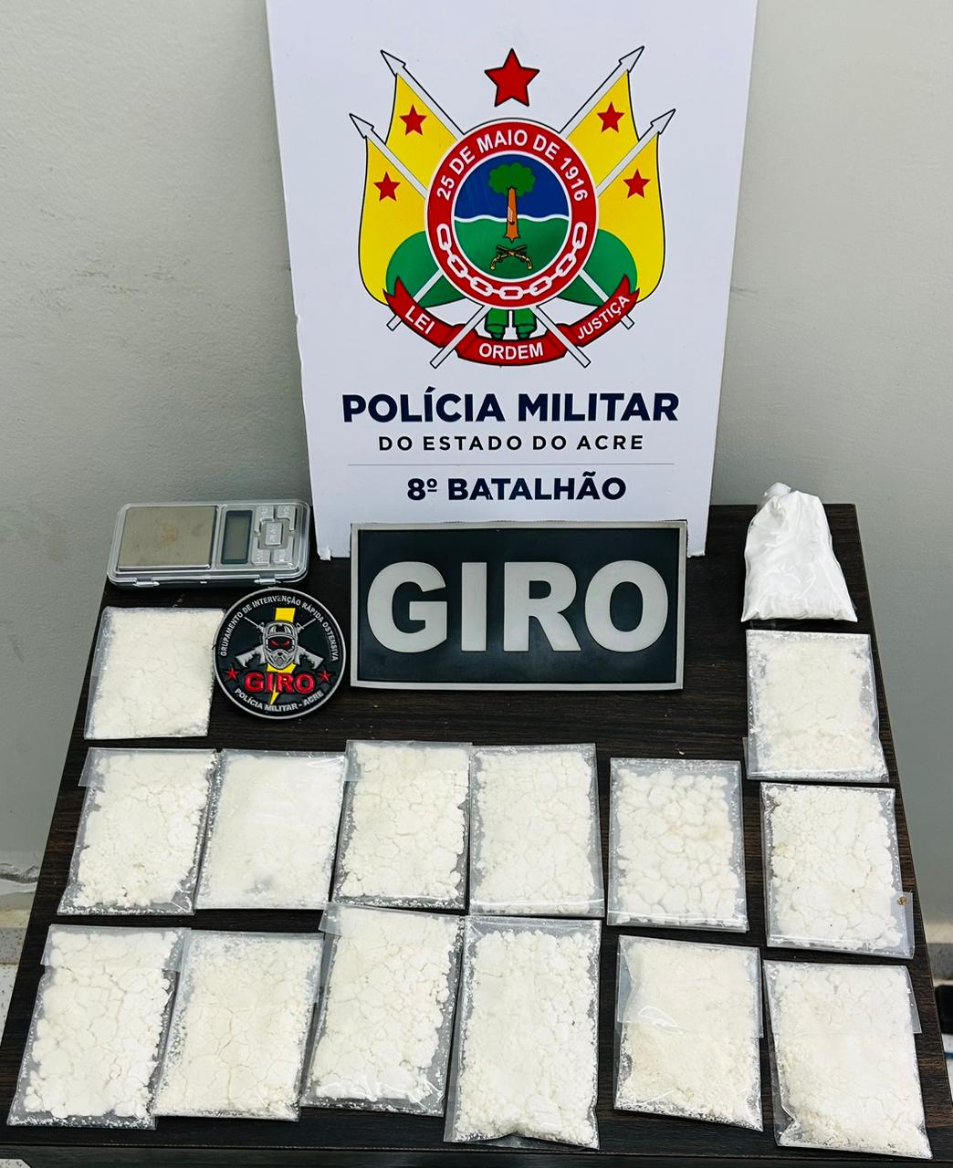 Drogas e uma balança de precisão foram apreendidos pela polícia/Foto: Reprodução