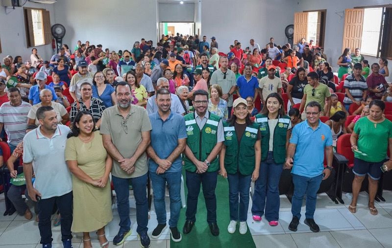 Autoridades estaduais e municipais participam da entrega de 382 títulos definitivos em Cruzeiro do Sul/Foto: Ascom